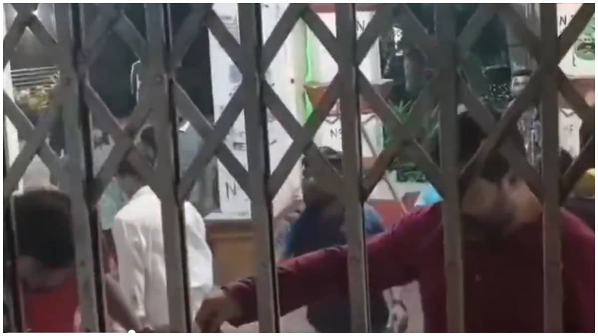 A video captured Left flags being burned and students being threatened by alleged  ABVP goons | X