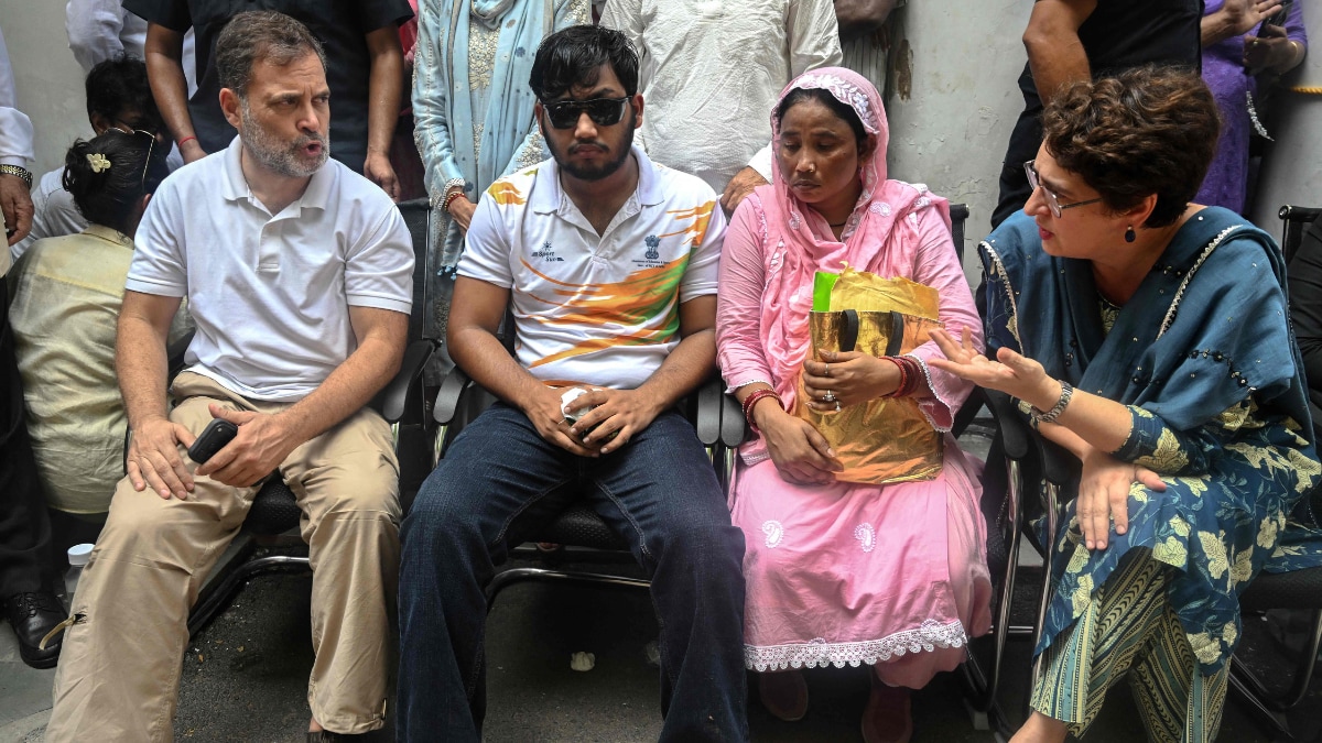 Congress leaders Rahul Gandhi (L) and Priyanka Gandhi Vadra (R) along with Sahil Lochab (second from left), who suffered pellet gun injuries, stage a sit-in protest at a police station demanding an FIR against security personnel who allegedly fired the pellet shotgun during the CJP protest over examination paper leaks in New Delhi on August 21, 2026 | AFP