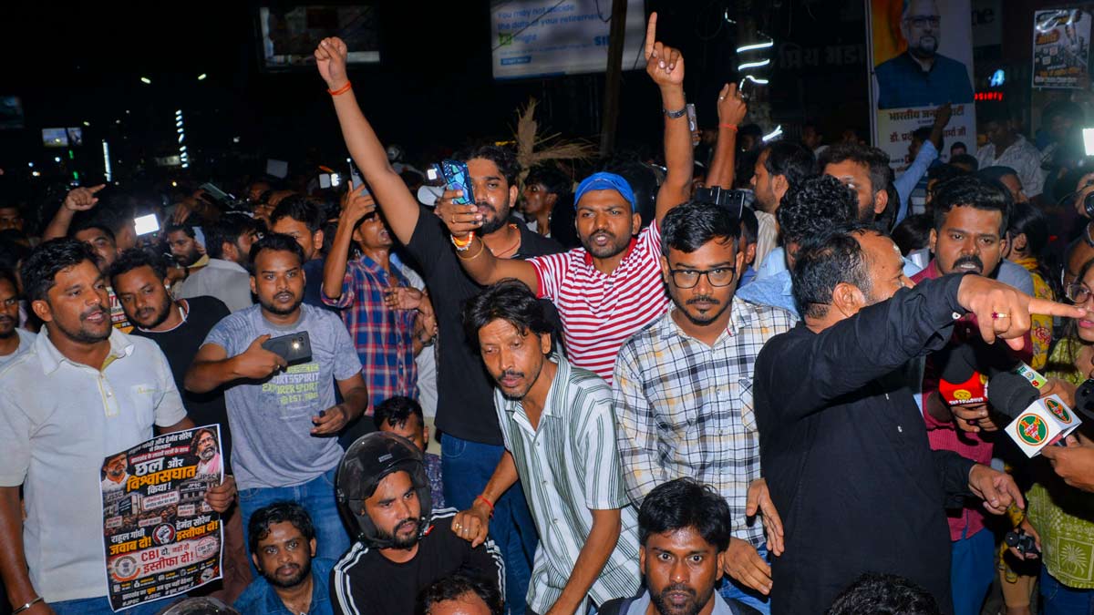 Demonstrators during an effigy-burning protest against Jharkhand Chief Minister Hemant Soren in Ranchi on Friday | PTI