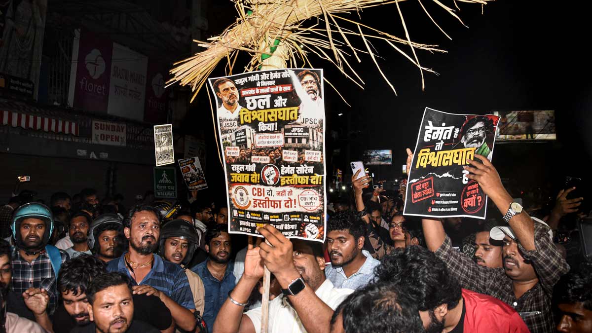Demonstrators during an effigy-burning protest against Jharkhand Chief Minister Hemant Soren and COngress leader Rahul Gandhi | PTI