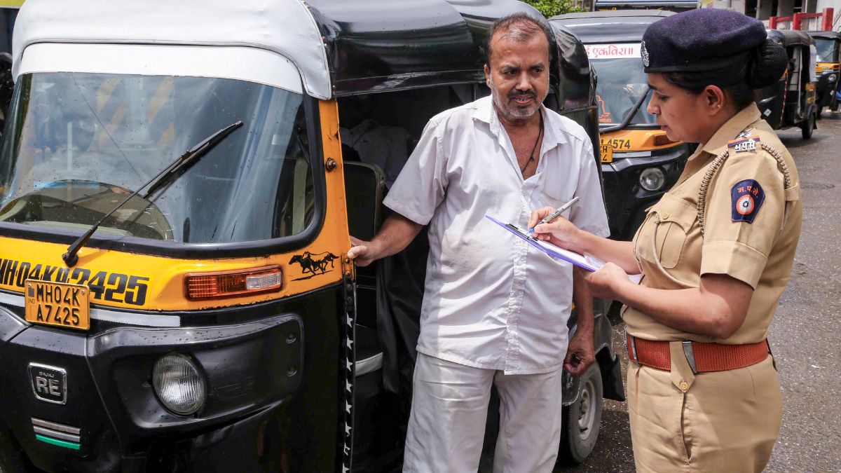 A police official interacts with a auto-rickshaw driver after Maharashtra State Transport Department had conducted Marathi language training for out-of-state auto-rickshaw drivers in Thane | X 