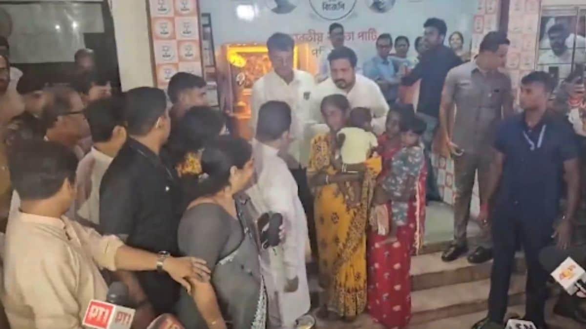 family-meets-suvendhu-adhikari-mamata-banerjee-agnimithra-paul - 1