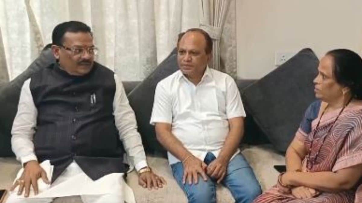 Maharashtra minister and Shiv Sena leader Sanjay Shirsat at CJP founder Abhijeet Dipke's residence | X 