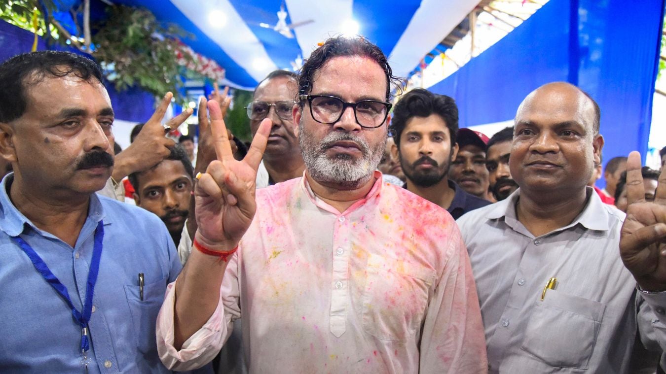 Jan Suraaj Party chief Prashant Kishor flashes the victory sign | PTI