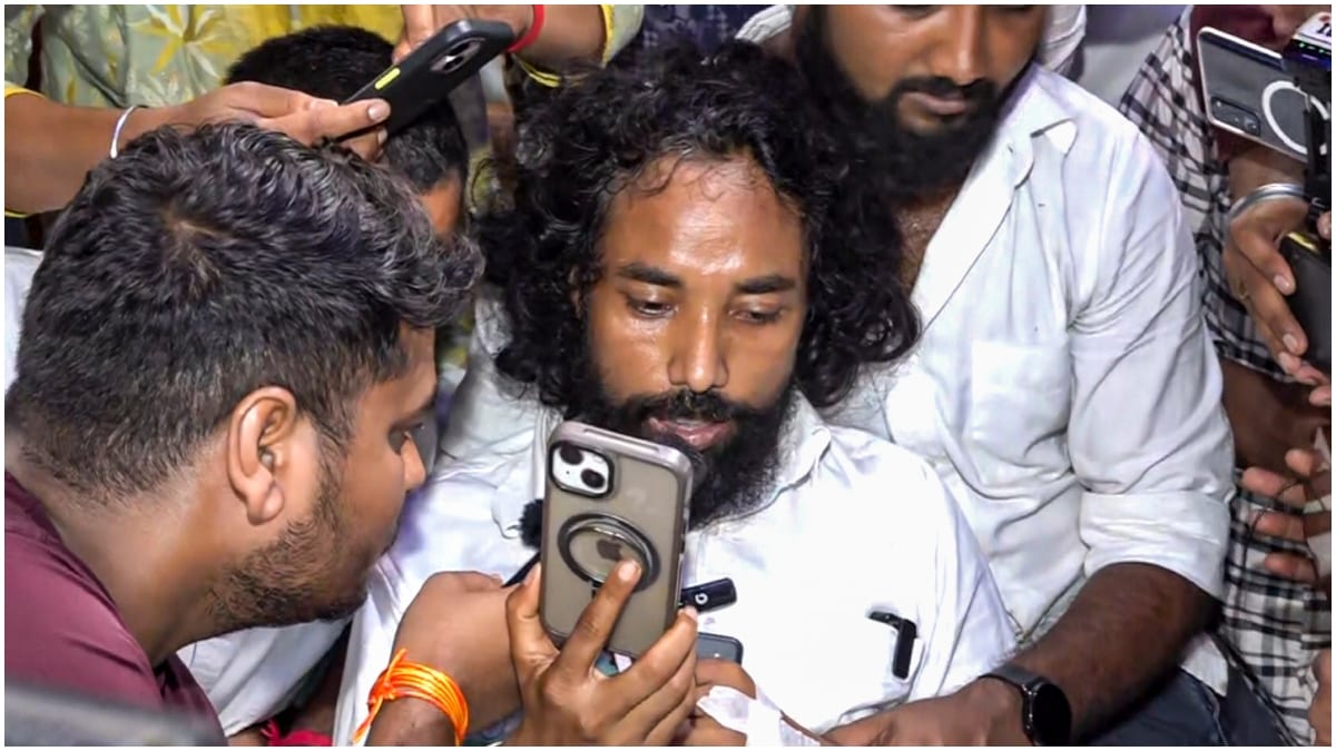 Jharkhand student leader Devendra Nath Mahato speaks on a phone call with activist Sonam Wangchuk during his indefinite hunger strike | PTI