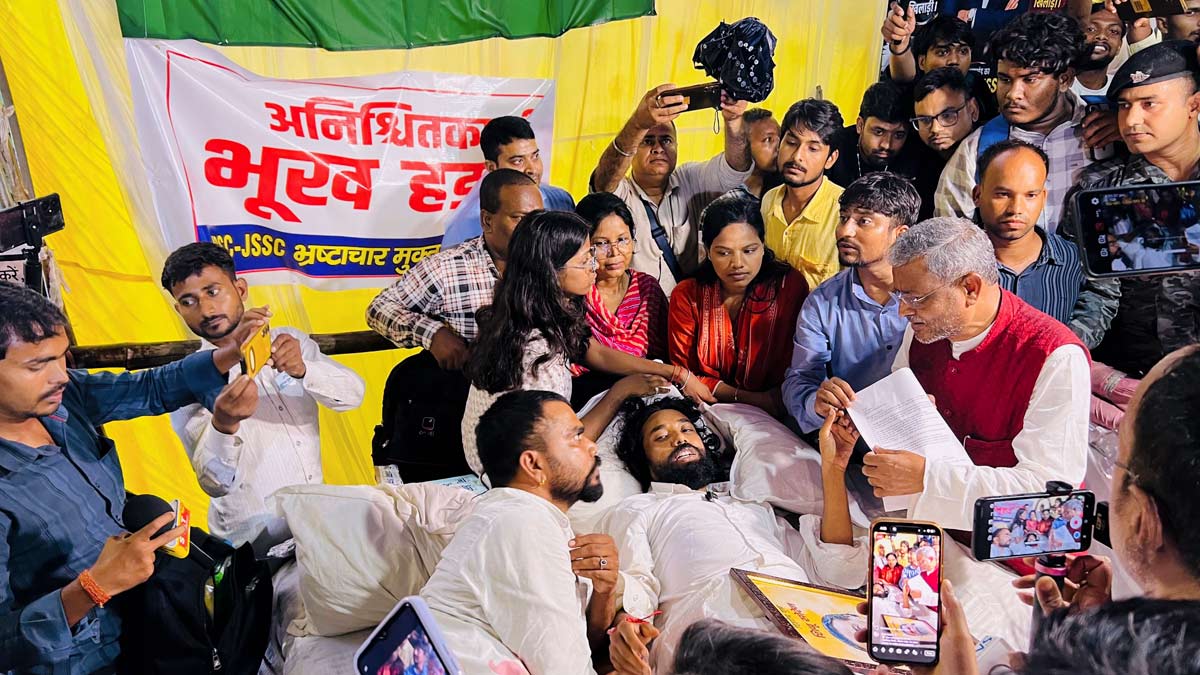 Leader of Opposition in the Jharkhand Legislative Assembly and BJP leader Babulal Marandi interacts with student leader Devendra Nath Mahato and other protesters in Ranchi | PTI