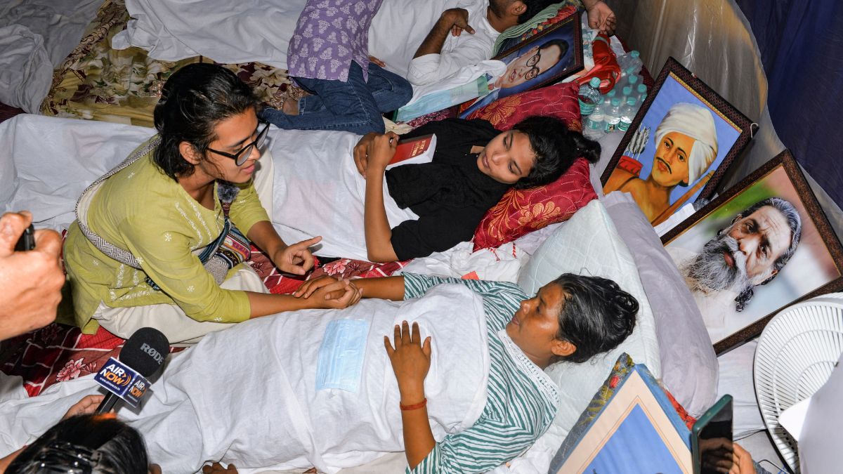 All India Student's Association (AISA) National President Neha Bora meets the student demonstrators who are in indefinite hunger strike during a protest against the alleged irregularities of exams and paper leak of JPSC and JSSC | PTI 