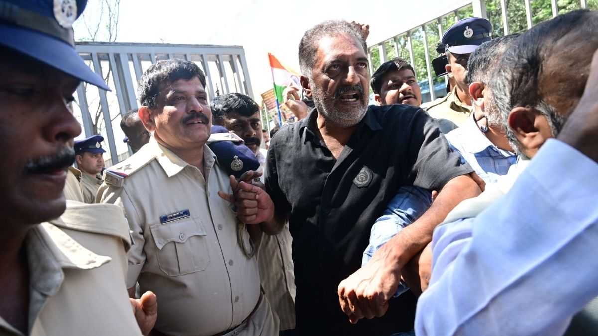 Actor and activist Prakash Raj being detained by police during the 'Election Commission Chalo' march on Tuesday | Bhanu Prakash Chandra