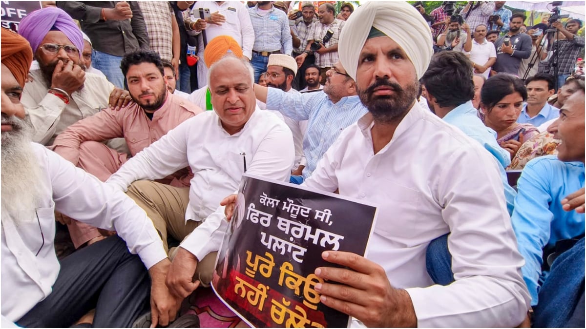 Amarinder Singh Raja Warring leads a protest against the Punjab Government over prolonged power cuts, as Congress workers block Mall Road outside the PSPCL headquarters, in Patiala | PTI