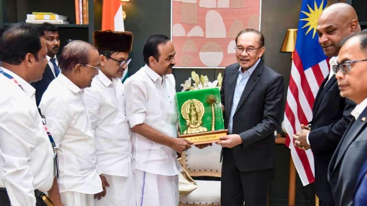 Kerala Chief Minister VD Satheesan and other leaders during a meeting with Malaysian Prime Minister Anwar Ibrahim | PTI