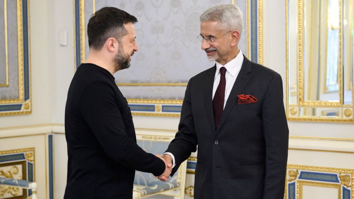 Ukraine's President Volodymyr Zelenskiy shake hands with Indian Foreign Minister Subrahmanyam Jaishankar | Reuters