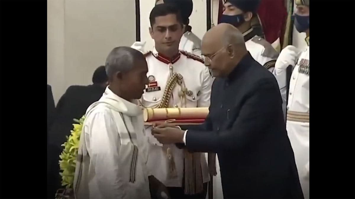 Harekala Hajabba receiving Padma Shri award from then President Ram Nath Kovind | Video grab