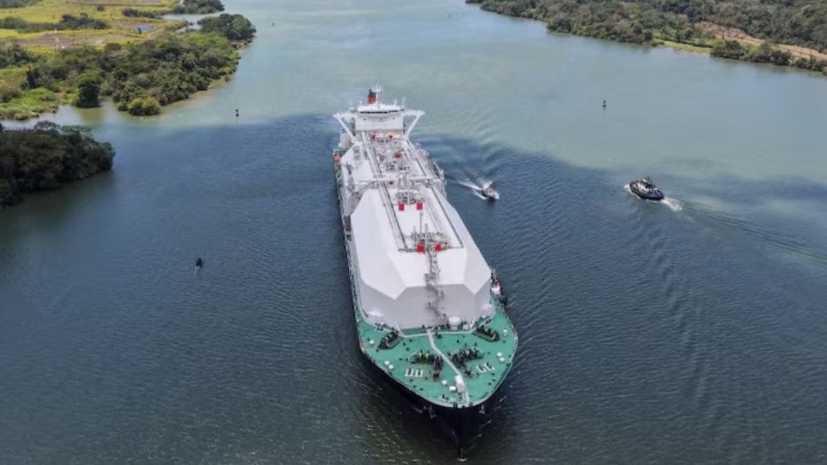 ship-passing-through-panama-canal - 1