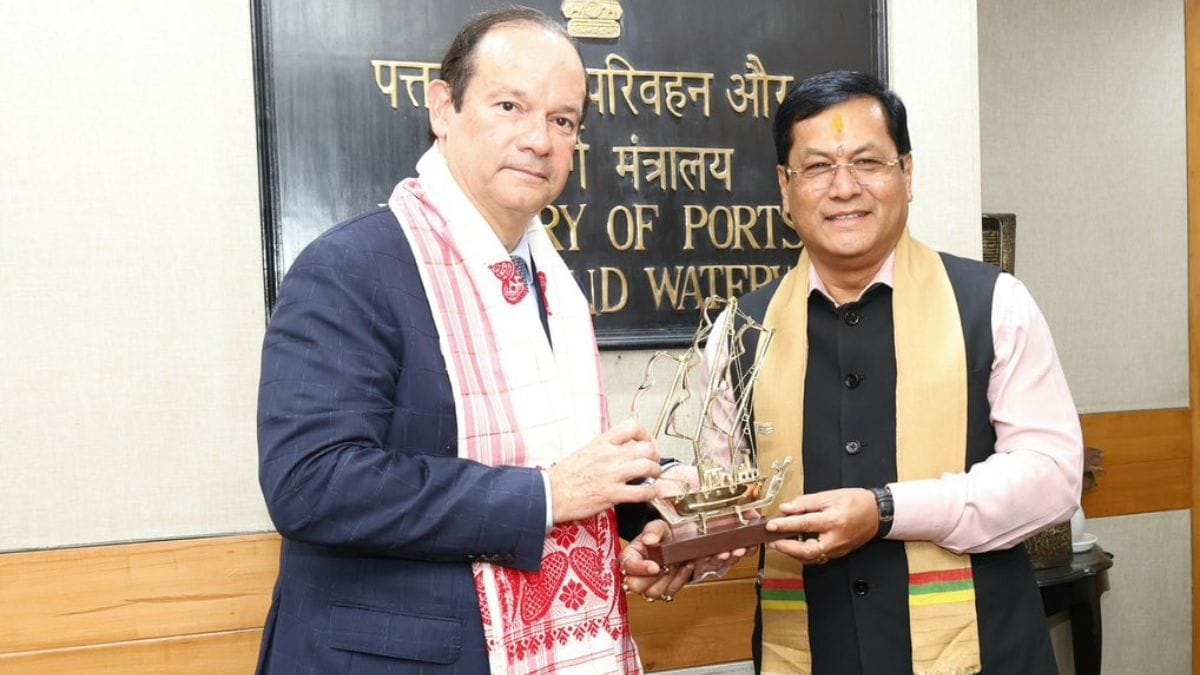 Panama's Minister for Foreign Affairs, Javier Martínez-Acha Vásquez (L), stands with India's Union Minister for Ports, Shipping and Waterways (MoPSW), Sarbananda Sonowal (R) | X/@PIB_ShipMin