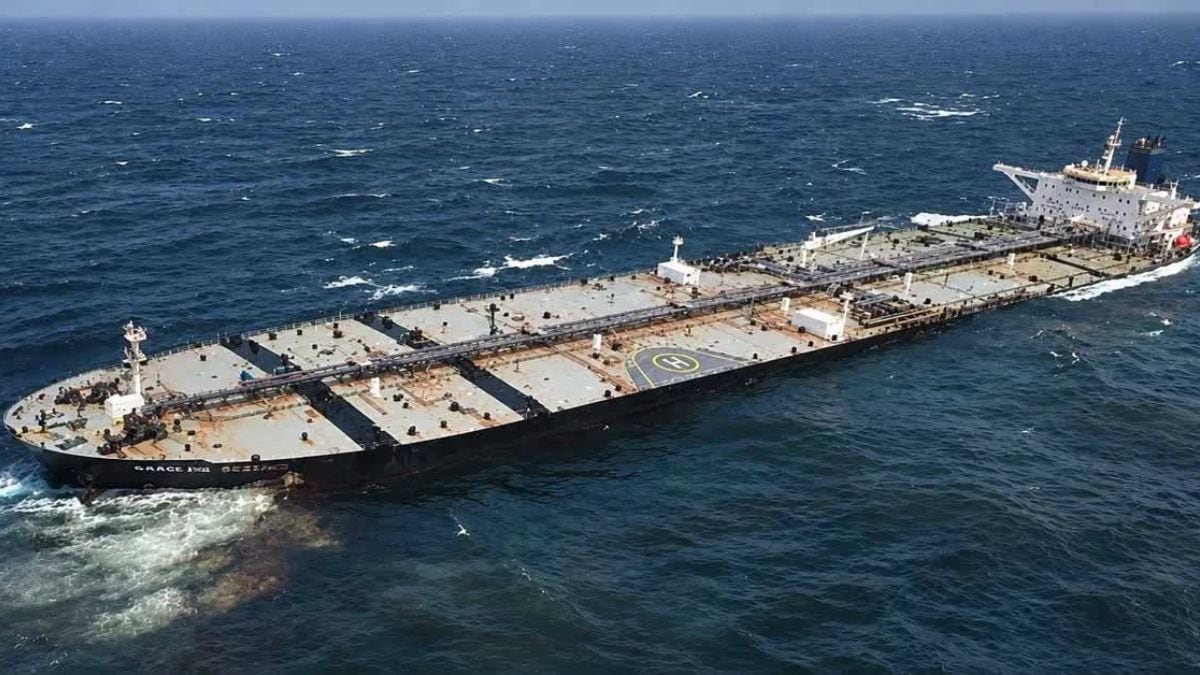 The sanctioned Cameroon-flagged crude oil tanker 'Caroline Bezengi', currently grounded on rocks off Jazirat Al Qibliyyah, one of the Hallaniyat Islands in southwestern Oman | Facebook