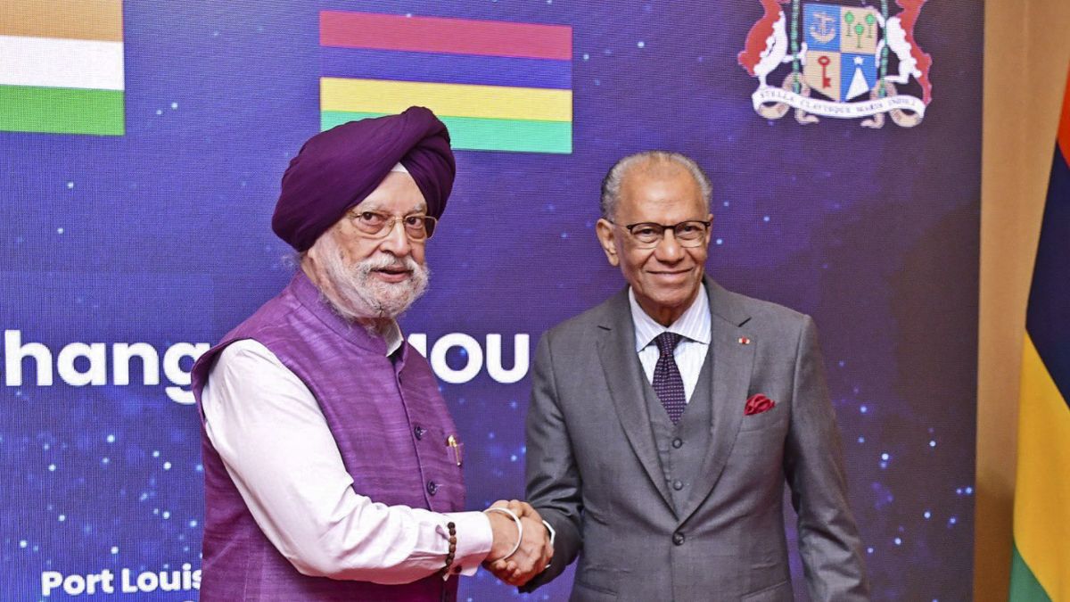 File: Union Minister for Petroleum and Natural Gas, Hardeep Singh Puri (left), shakes hands with the Mauritius Prime Minister Navinchandra Ramgoolam, following the signing of an MoU on oil and gas cooperation, in Port Louis, Mauritius | @HardeepSPuri/X