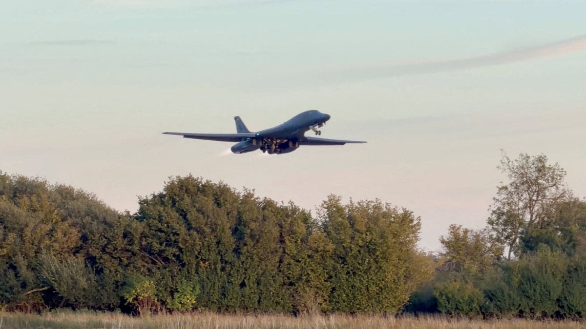 A B-1 bomber takes off from RAF Fairford airbase | Reuters 