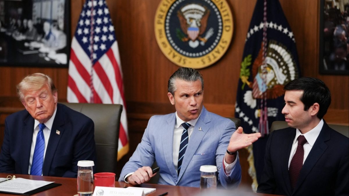 US Secretary of Defense Pete Hegseth (C) speaks alongside US President Donald Trump (L) and Acting Labor Secretary Keith Sonderling during a Cabinet meeting at Camp David in Maryland, on July 31, 2026 | AFP