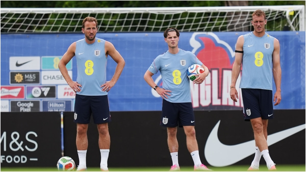 Alex Scott (C) alongside Harry Kane and Dan Burn | AP