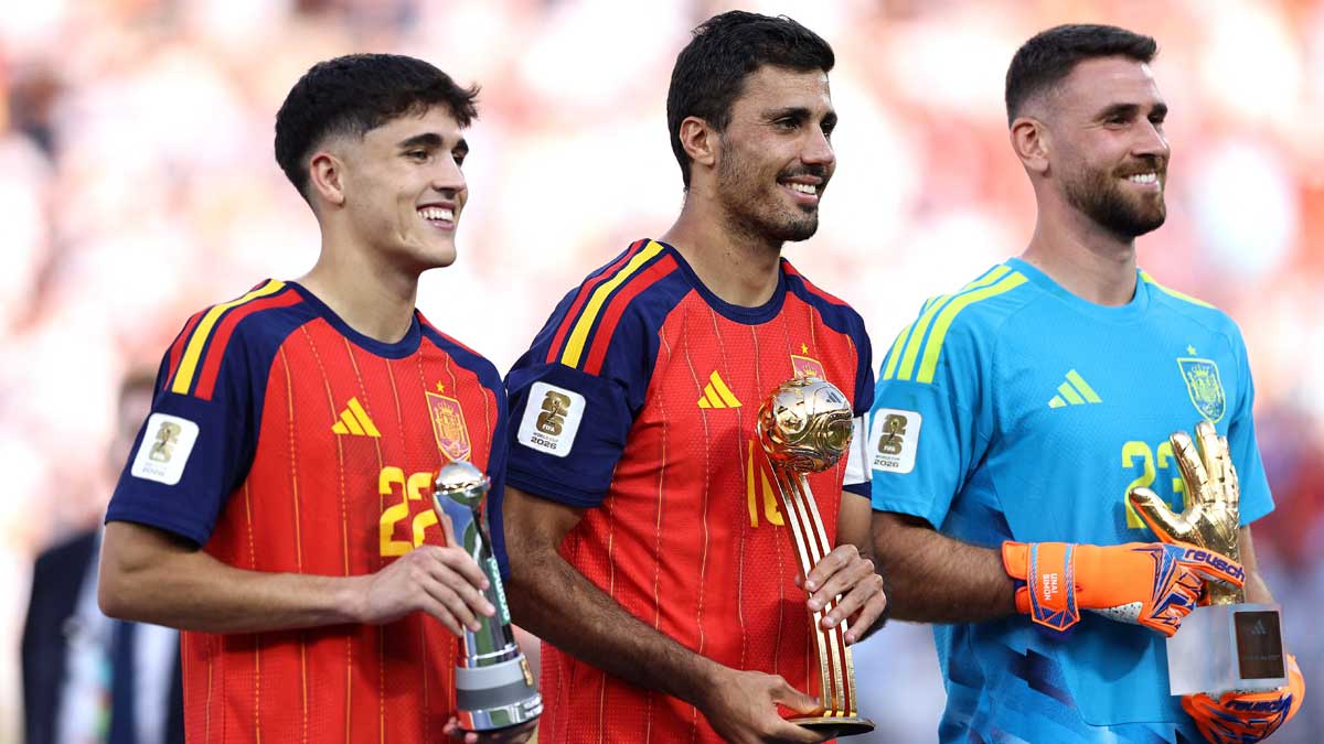 (From left) Pau Cubarsi, Rodri and Unai Simon of Spain pose with their awards after the FIFA World Cup 2026 final against Argentina at New York New Jersey Stadium | AFP