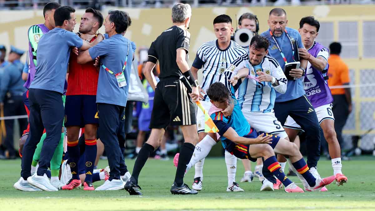 Argentina's Leandro Paredes (third from right) clashes with Spain's Gavi after the final of the FIFA World Cup 2026 | Reuters