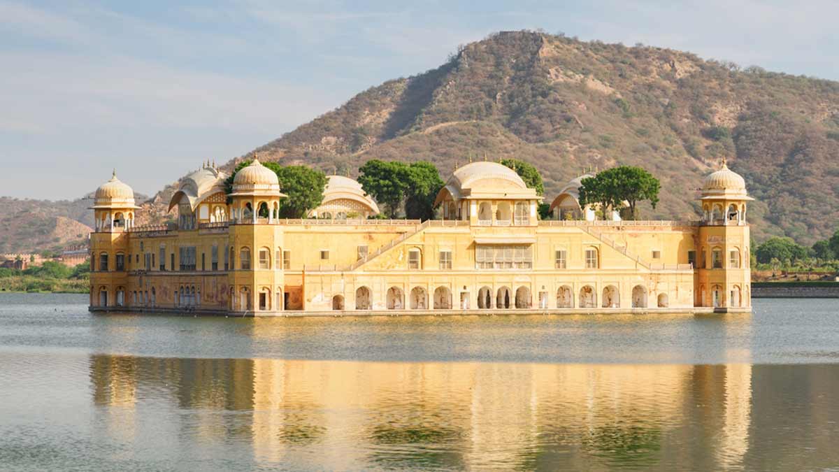 Jal Mahal in the middle of Man Sagar Lake 