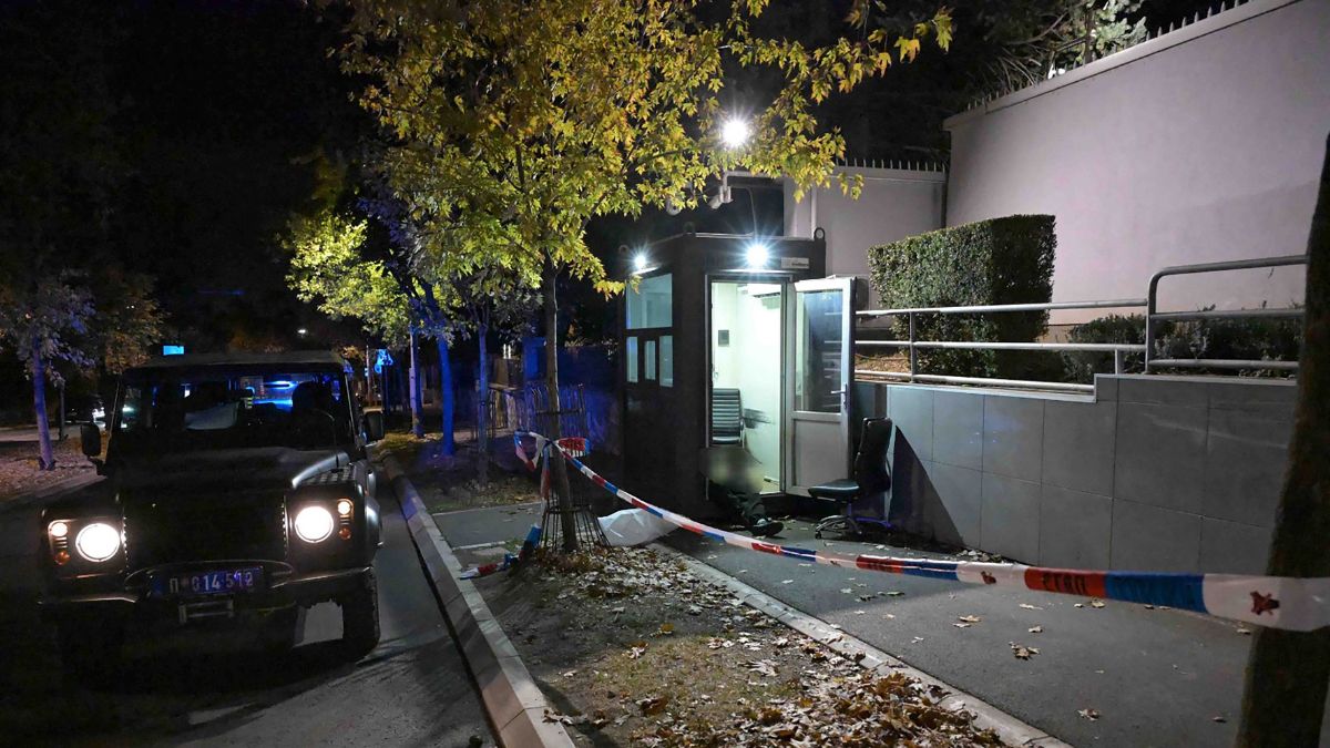 knife-attack-serbia-israel-embassy - 1