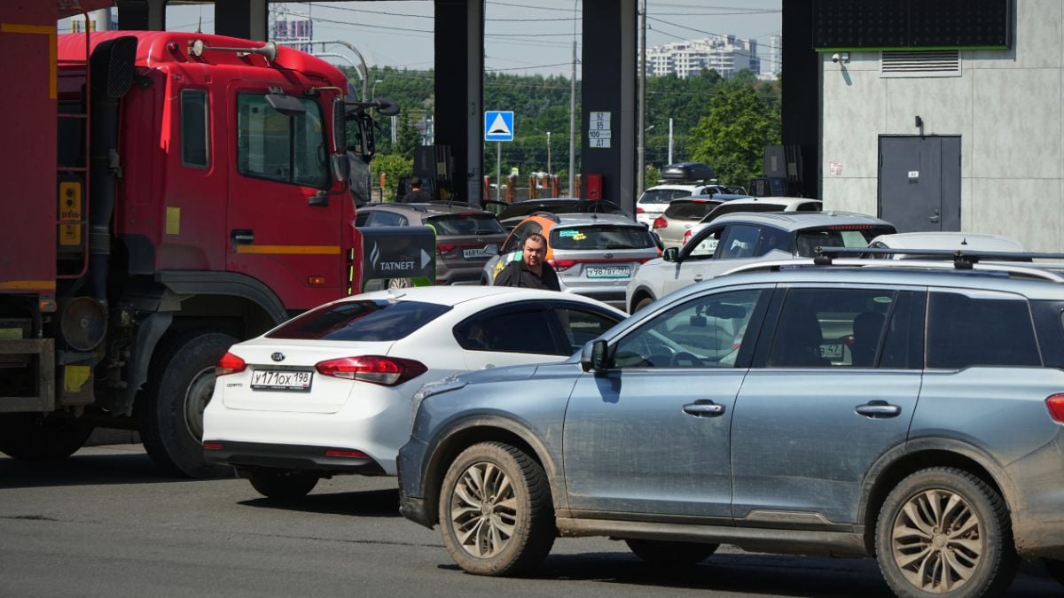 Vehicles line up at a Tatneft gas station in St. Petersburg, Russia | AP 