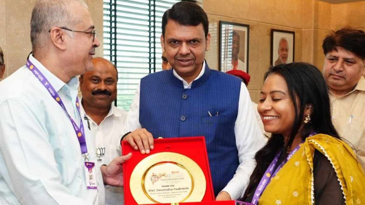 THE WEEK Chief of Bureau (Mumbai) Dnyanesh Jathar and Special Correspondent Pooja Biraia present THE WEEK $1 Trillion Economy Maharashtra: The Road Ahead memento to Chief Minister Devendra Fadnavis.