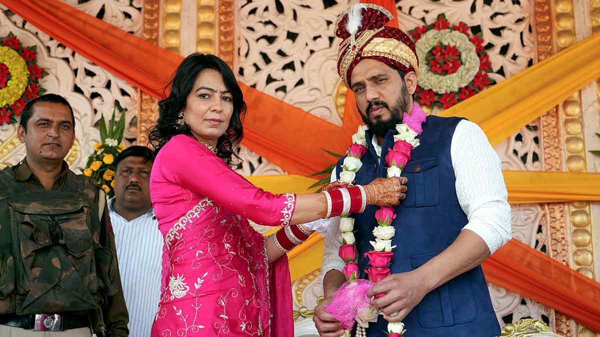 Bond beyond bars: Anuradha Chaudhary and Kala Jathedi at their wedding | PTI
