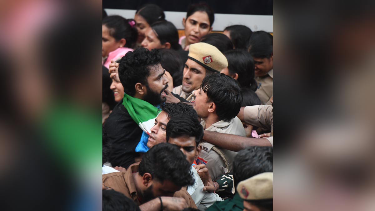 Protesters scuffle with police in Delhi during the march by the opposition parties demanding the removal of the CEC | Kritajna Naik