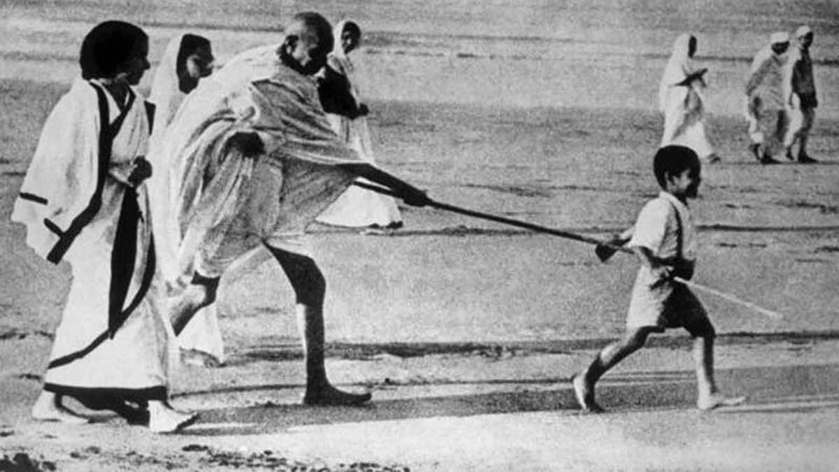 Mahatma Gandhi with his grandson Kanu Ramdas Gandhi during the Salt March in 1930. Kanu, who passed away in 2016, was a NASA scientist | INC