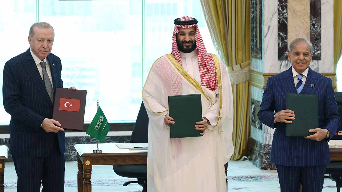 Turkish President Tayyip Erdogan, Saudi Crown Prince Mohammed bin Salman and Pakistan's Shehbaz Sharif after signing a joint defence agreement | REUTERS