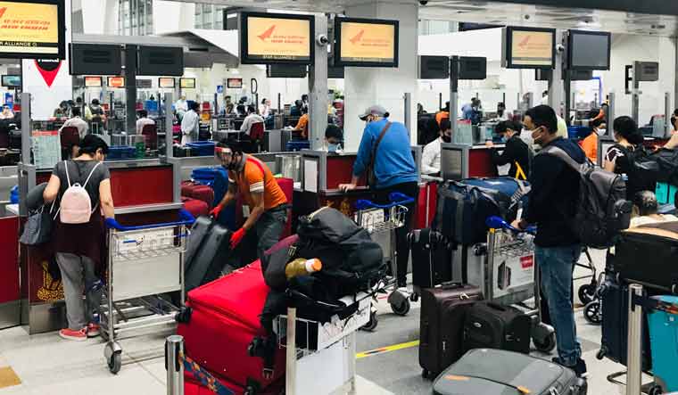 A crowded baggage counter at the Delhi airport | Aayush Goel