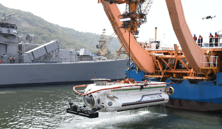 Navy submarine rescue device