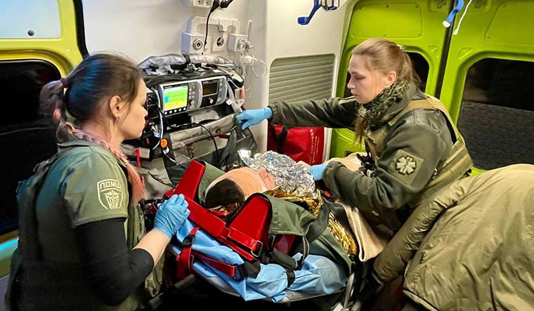 24-Volunteer-medics-at-work-in-a-Pirogov-First-Volunteer-Mobile-Hospital-ambulance