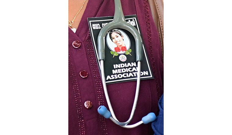 Medical martyr: a protest following the death of dr vandana mohandas in kerala | Manoj Chemancheri
