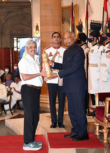 Great Honour: Dr Ravi Kannan recieving the Padma Shri from former president Ram Nath Kovind.