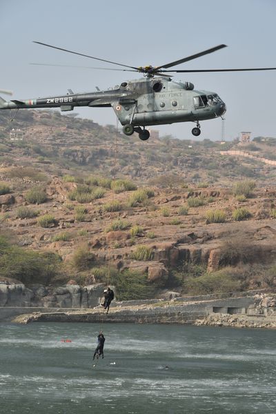 31-para-commandos-helicopter