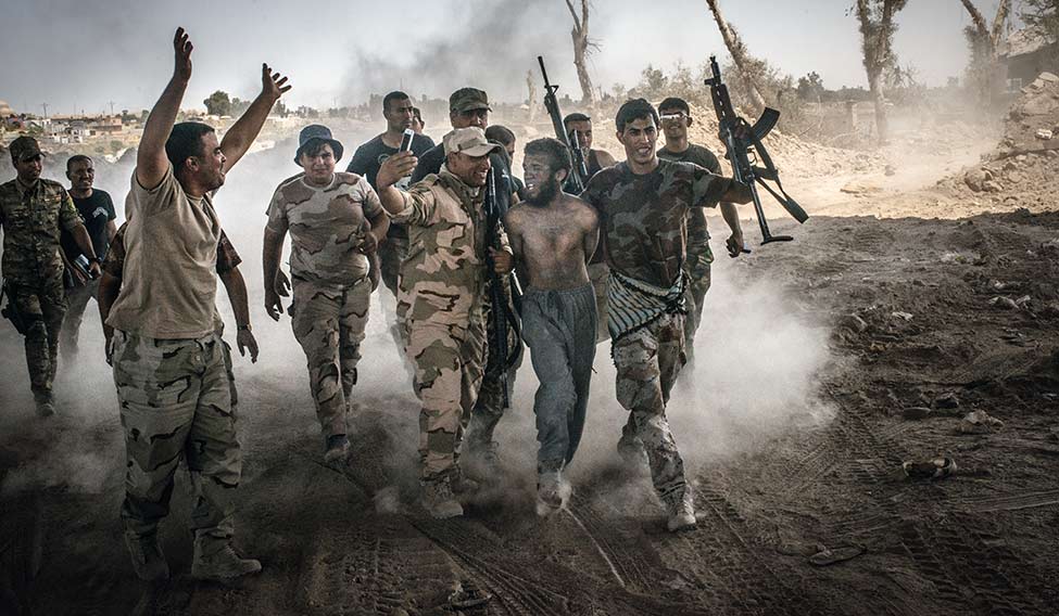 56-Iraqi-soldiers-exult