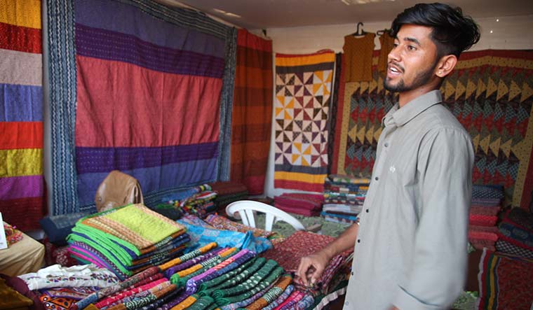 55-artisan-Guru-Kharet-selling-his-wares-inside-the-city