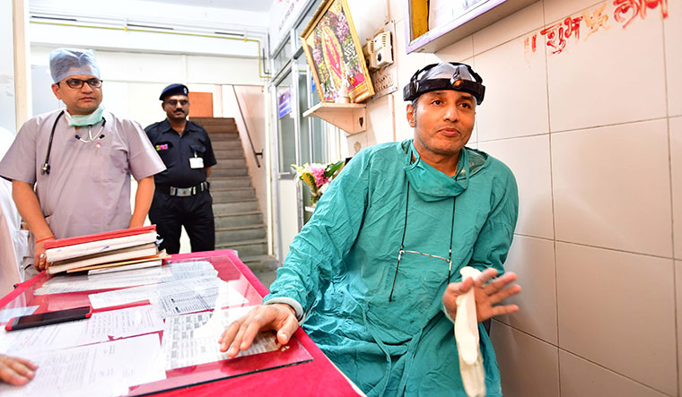 Servicio incansable: el Dr. Ram Naik, cirujano torácico en el Hospital General de Sainath, realiza 30 cirugías por día.  El hospital ofrece tratamiento gratuito para todos |  Janak Bhat