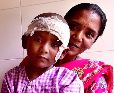Savita Londe, con su hijo Sidharth Sachin, que tiene un tumor cerebral |  Janak Bhat