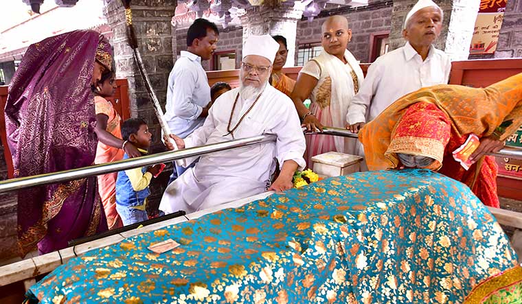 Fuerza unificadora: la tumba de Abdul Baba, junto al Samadhi Mandir.  "Sai Baba les dice a sus devotos que también visiten la tumba de mi abuelo", dijo Hamid Baba |  Janak Bhat