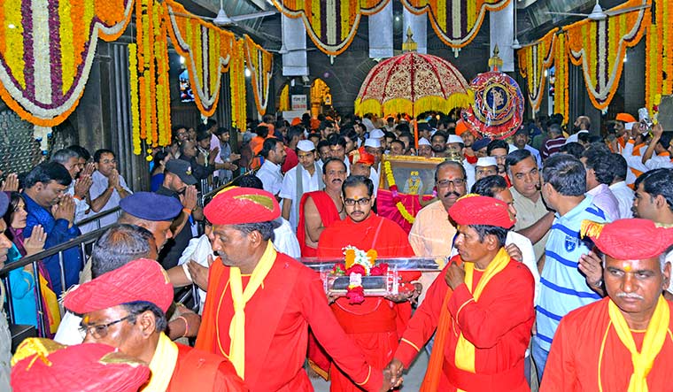 Ruta sagrada: las padukas (calzado) de Sai Baba se toman en procesión durante las celebraciones de Gurupoornima.