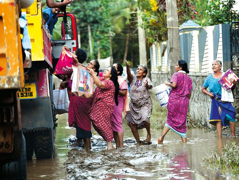 Help on wheels: Women mobbing a relief truck near Chengannur | R.S. Gopan