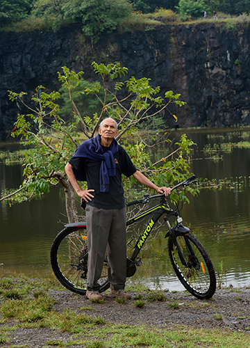 Fit septuagenarian: Gadgil continues to enjoy trekking and cycling | Sanjoy Ghosh