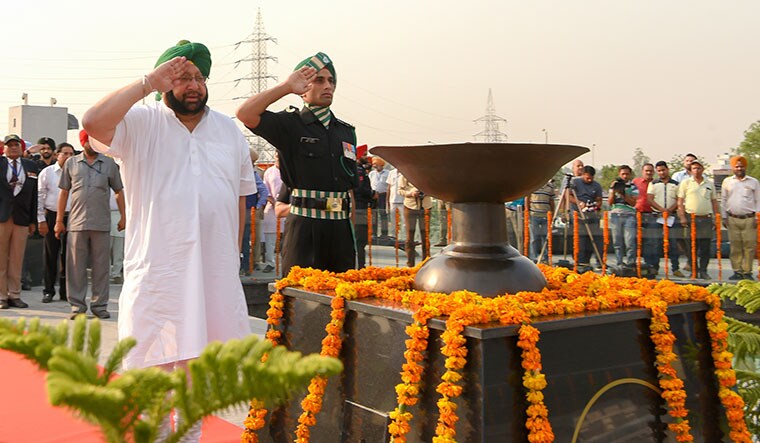 Saluting martyrs: Captain Amarinder Singh pays tribute to the martyrs at the Amar Jyoti in Jallianwala Bagh | Jaswinder Singh Bawa