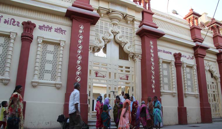  Each place, from the room where Gandhi was born, the study room and the family's kitchen is observed  by visitors with interest | Janak Patel 