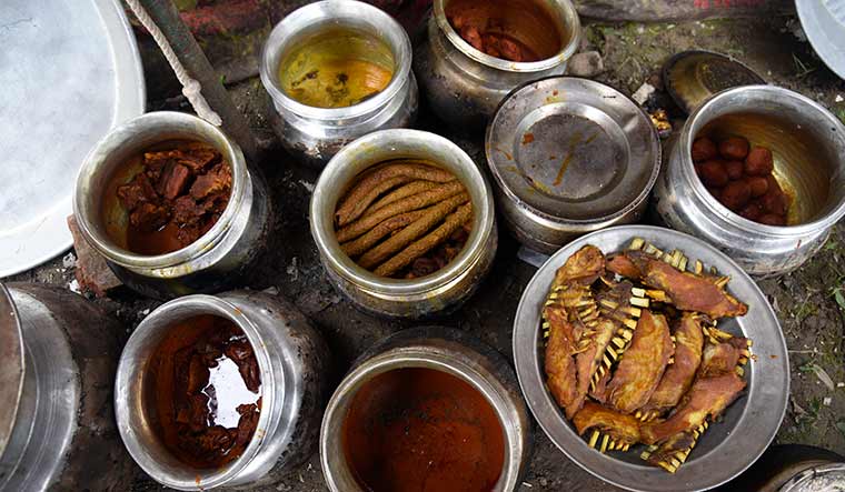 Quintessential kashmir: Eating wazwan from a tream.